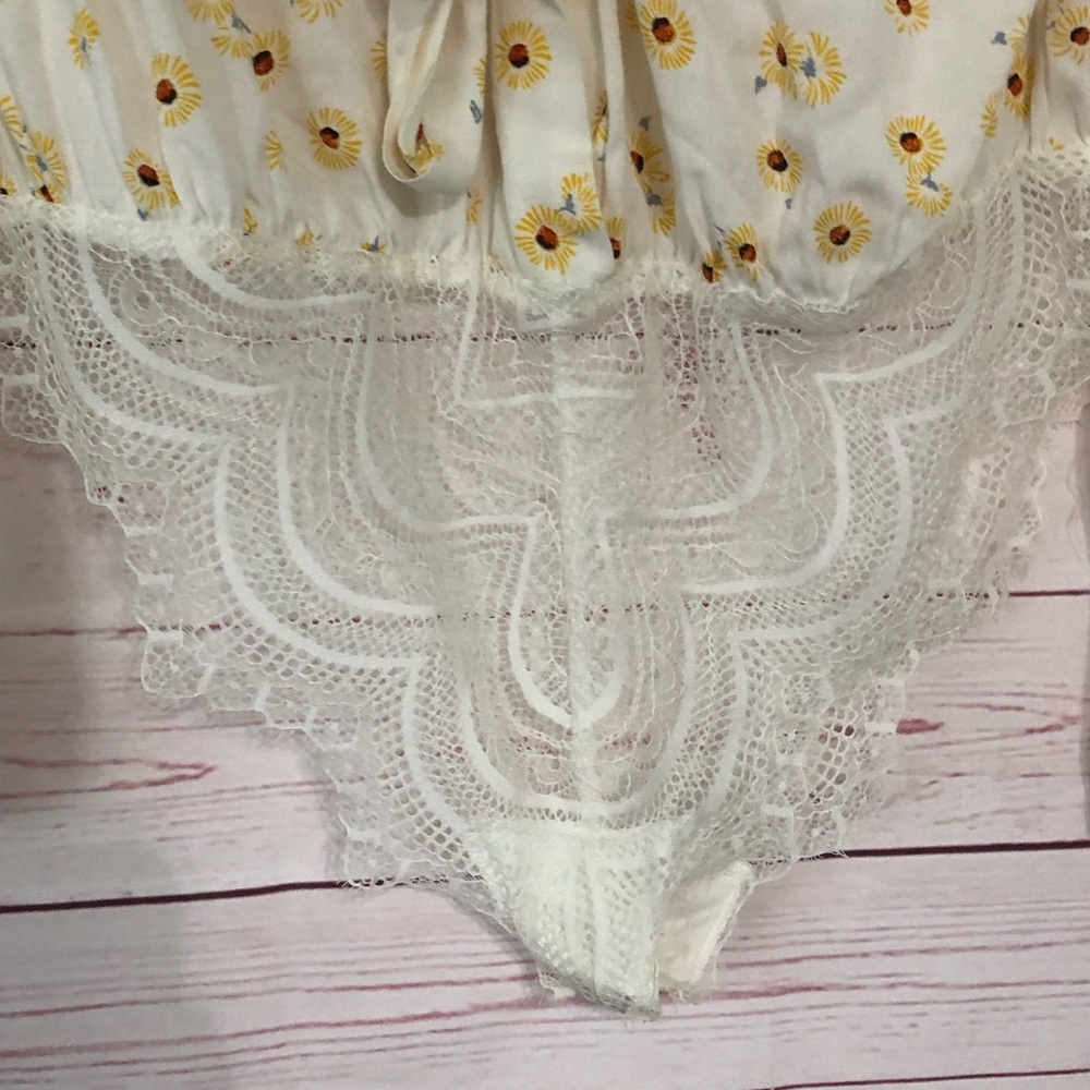Forties Feels Daisy Print Bell-Sleeve Floral Bodysuit - Picture 8 of 14